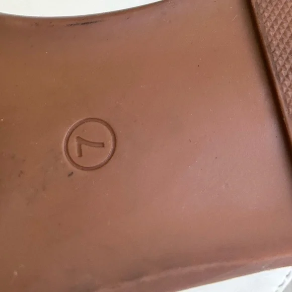 ❤️Easy Smile- White Mules with Gold Chain Size 7 - Picture 5 of 8